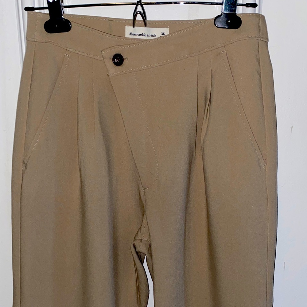 Abercrombie & Fitch Khaki Pleated Pants Size XS